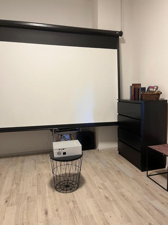 קרלובי וארי Large 3 Bedroom Apartment With City Skyline View מראה חיצוני תמונה